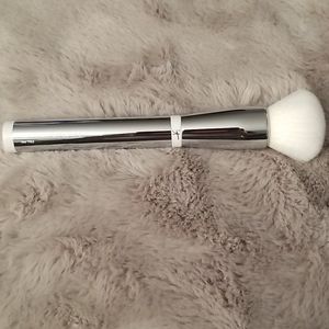 IT COSMETICS HEAVENLY SKIN CC+ BRUSH 702
